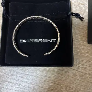 DIFFERENT 실버 트위스트 뱅글