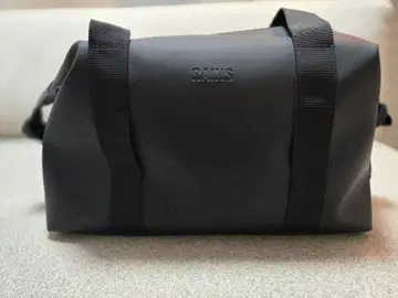 RAINS 블랙 보스턴 백