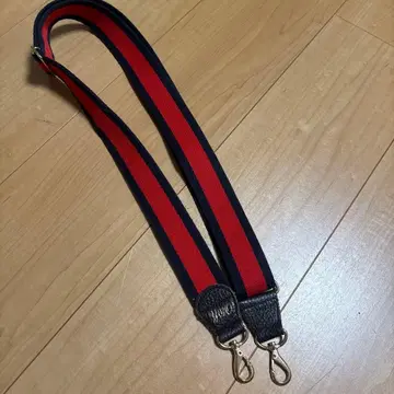 영 앤 올슨 숄더 스트랩 네이비 레드