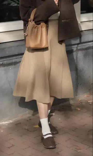 [ moi tytto ] 미디 기장 세트 스커트 브라운