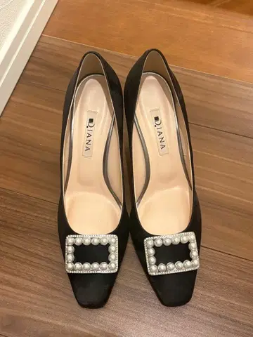 DIANA 펄 장식 블랙 하이힐