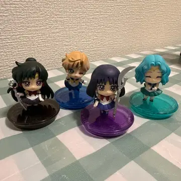 세일러문 SD 피규어 4체 세트, 컬러풀한 받침대 포함.