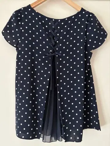 아푸와이저 리셰 백 플리츠 도트 블라우스 레이스업 리본