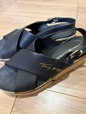 Tommy Hilfiger 블랙 웨지 샌들