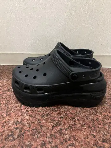 Crocs 블랙 통굽 클로그 샌들