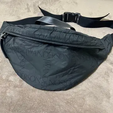 JW ANDERSON 로고 디자인 가죽 바디백 블랙