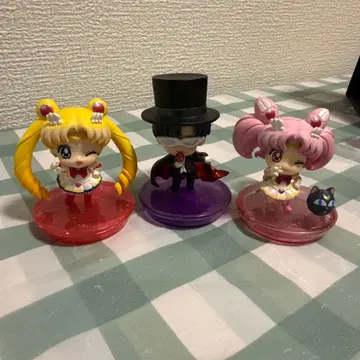 세일러문 SD 피규어 3체 세트, 컬러풀한 받침대 포함.