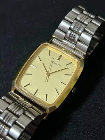 SEIKO 샤리오 쿼츠 골드 스퀘어 손목시계 작동 중