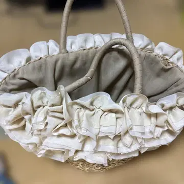 프릴 달린 화이트 바스켓백