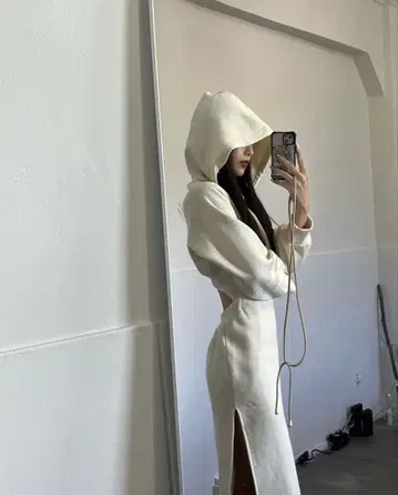 KISS THE CLUB 맨투맨 원피스 블랙 등 트임