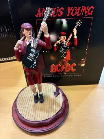 AC/DC 앵거스 영 동상 피규어 ANGUS YOUNG
