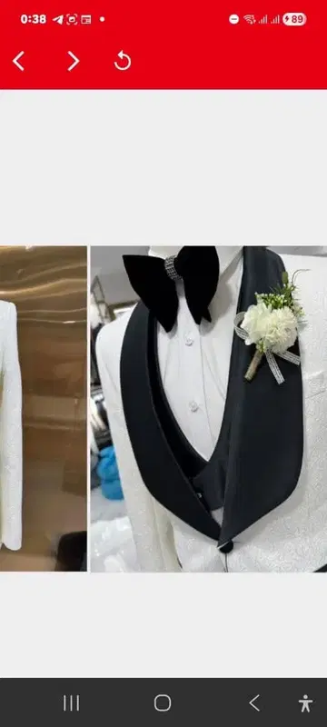 화이트 수트 블랙 옷깃 부토니에르 포함