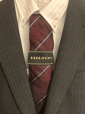 HILTON 버건디 스트라이프 넥타이