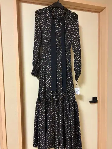 리본 포함 블랙 베이스 금색 도트 긴팔 맥시 드레스