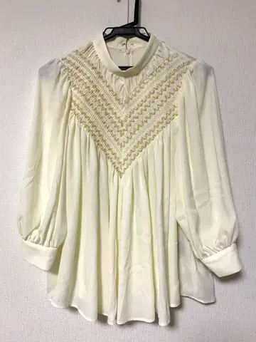 아이보리 자수 스탠드 칼라 셔츠