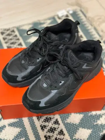 FILA 블랙 스니커즈