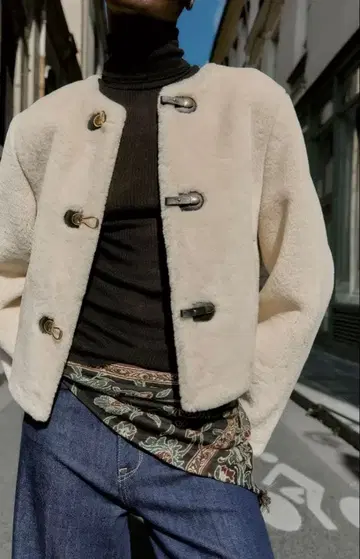 ZARA 크림색 보아 자켓 숏 기장