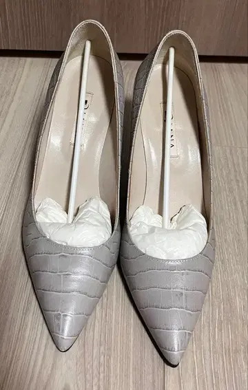 다이애나 그레이 크로커다일풍 펌프스