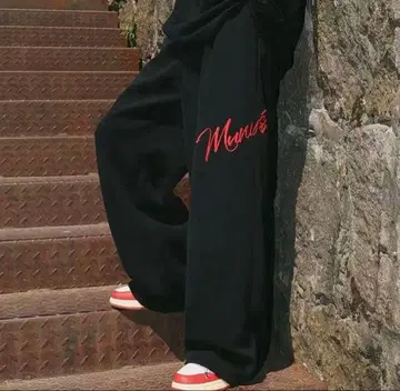 블랙 조거 팬츠 빨간색 로고