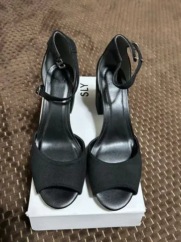 [ 미사용 새상품 ] SLY 블랙 힐 샌들