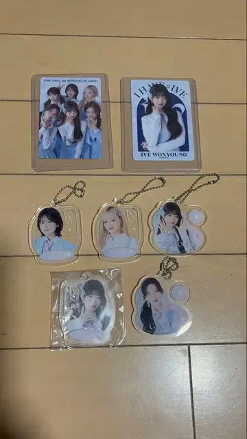 IVE 키링과 포토 카드 세트