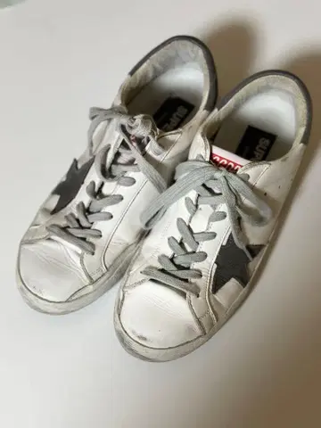 골든 구스 슈퍼스타 화이트/그레이 스니커즈