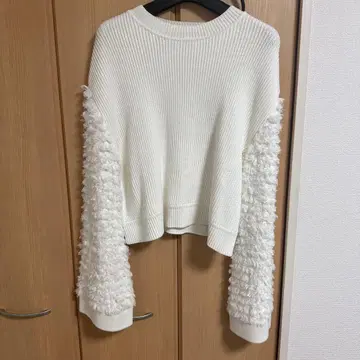 개럴개런트 화이트 소매 프린지 니트