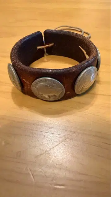 고로즈 5센트 콩초 부착 가죽 팔찌 브라운