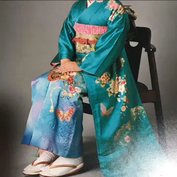 청록색 후리소데 나비와 꽃 무늬