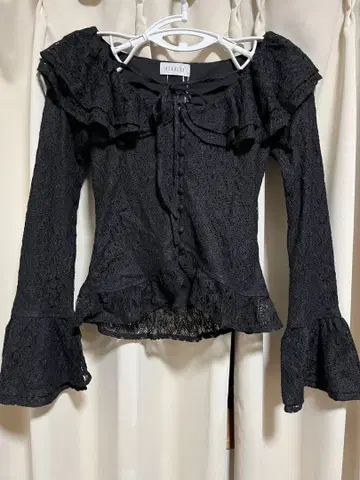 bubbles 프릴 레이스 상의 블랙