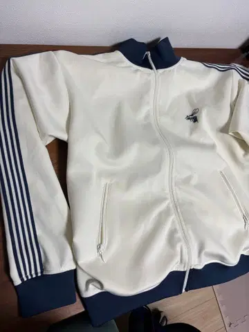 크림색 집업 자켓 스트라이프