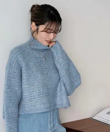 titivate 사이드 슬릿 하이넥 오버 니트 스카이블루