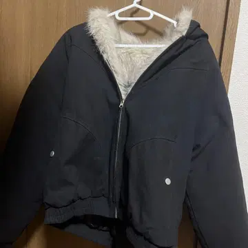 [ 트렌드 ] 후드 부착 블랙 크롭 다운 자켓