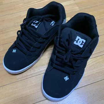 DC 블랙 스니커즈
