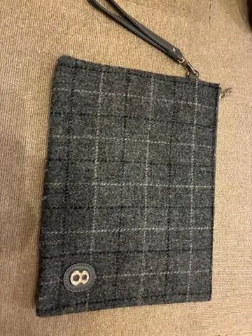 무타 마린 클러치백 그레이 체크 무늬