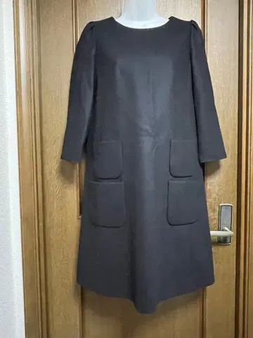 블랙 무릎 기장 원피스 7부 소매 4개 포켓 부착