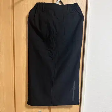 블랙 타이트 스커트 아츠로 우타야마 로고 포함