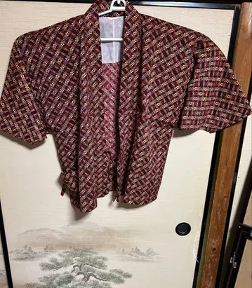 빨간색과 옐로우 컬러의 체크 무늬 겉옷