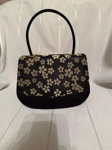 벚꽃 꽃무늬 핸드백 블랙 귀여운