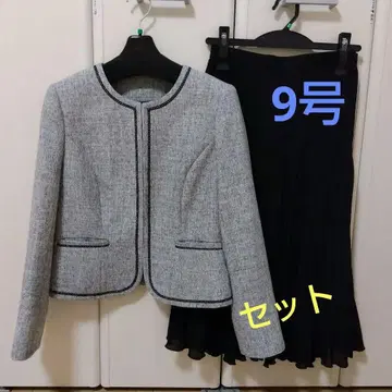 포멀 그레이 노카라 자켓과 블랙 플리츠 스커트 9호