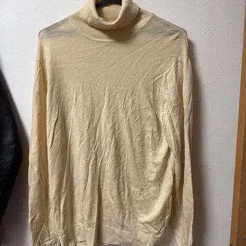 크림색 터틀넥 스웨터