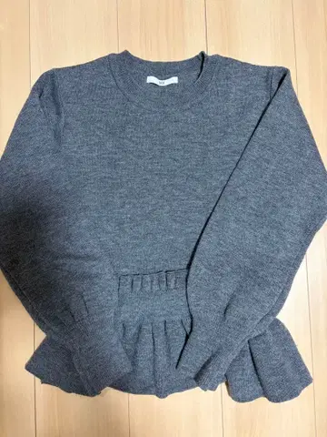 그레이 프릴 밑단 긴팔 니트