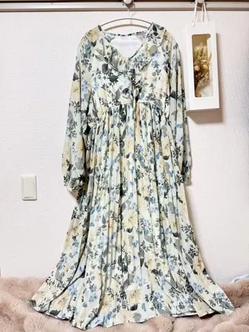 꽃무늬 플레어 실루엣 긴팔 원피스