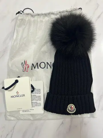 MONCLER 블랙 니트 모자 퍼 달린 폼폼