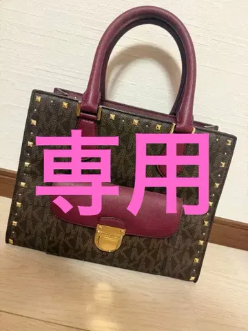 Michael Kors 스터드 핸드백