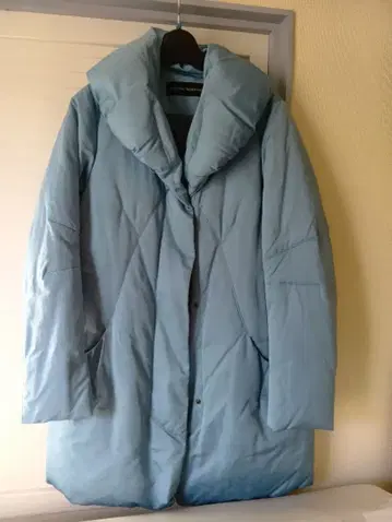 히로코 코시노 다운 하프 코트