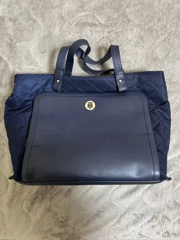 Tommy Hilfiger 네이비 퀼팅 토트백