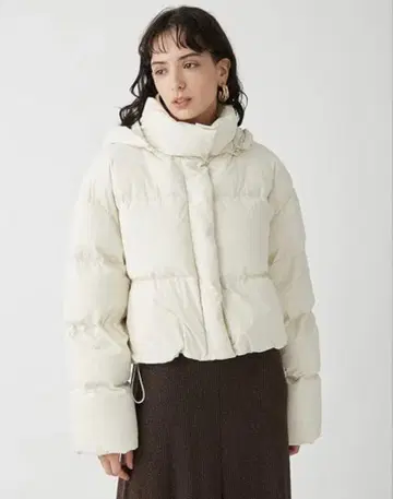 화이트 다운 자켓 후드 부착