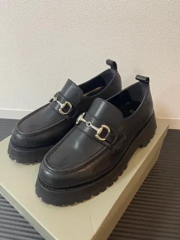 HARE 블랙 통굽 로퍼