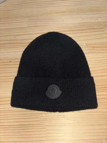 MONCLER 블랙 니트 비니 로고 포함